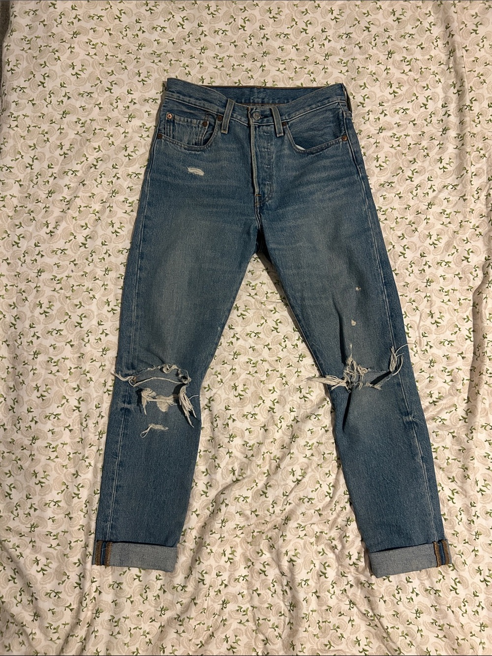 Classic Levi 501 High-Rise Distressed Women's Jeans in Medium Blue